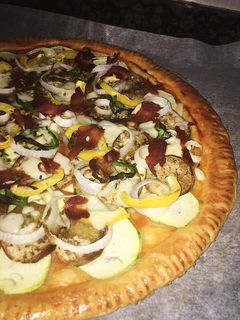 Una foto de Pizza de hojaldre con verduras y jamón🍕