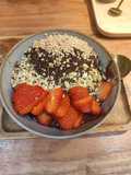 Bowl de acai con frutas y chocolate