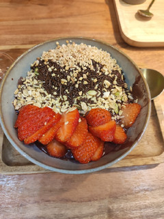 Una foto de Bowl de acai con frutas y chocolate