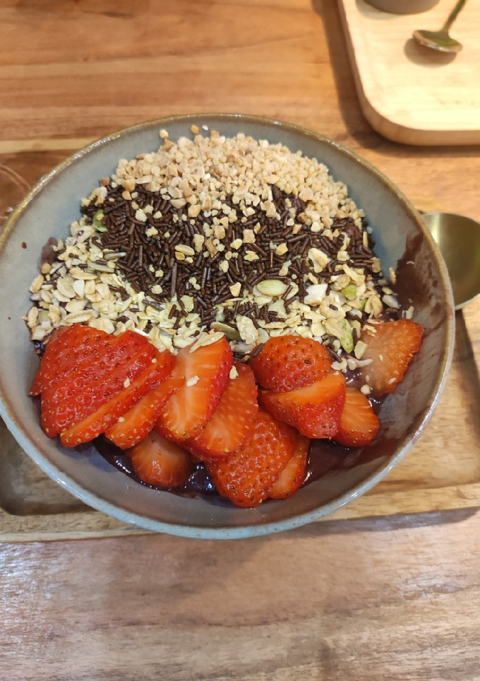 Una foto de Bowl de acai con frutas y chocolate