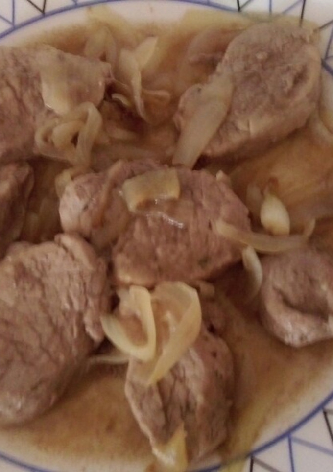 Una foto de Solomillo guisado con cebolla