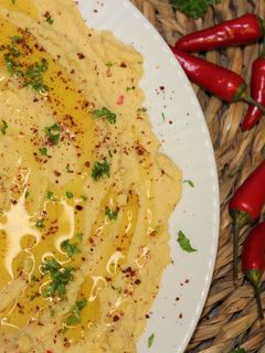 Una foto de Hummus con chiles