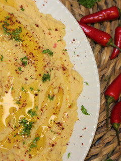 Una foto de Hummus con chiles