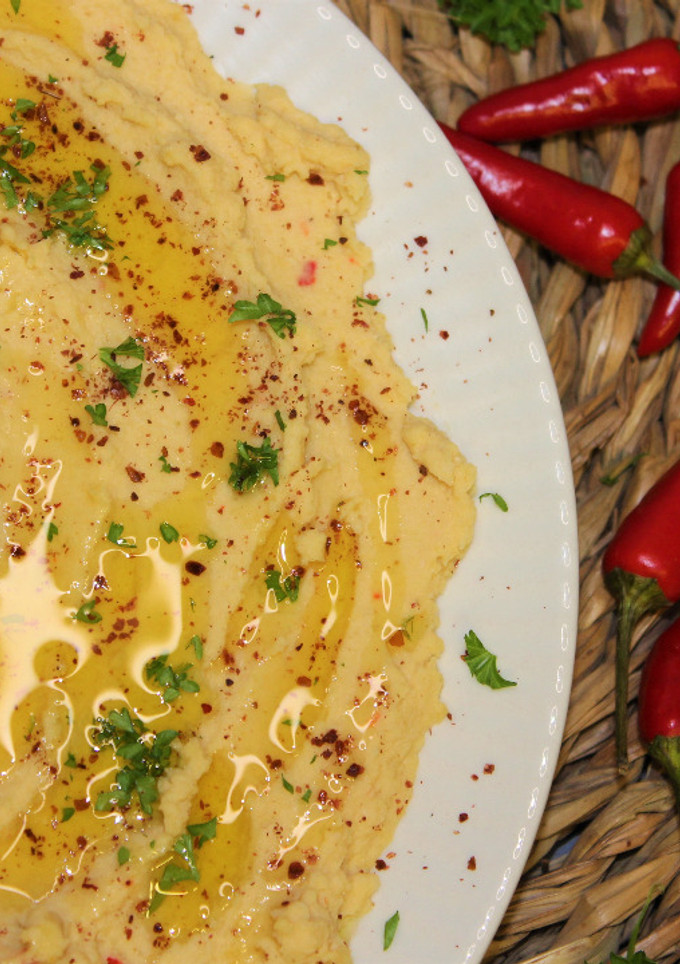 Una foto de Hummus con chiles