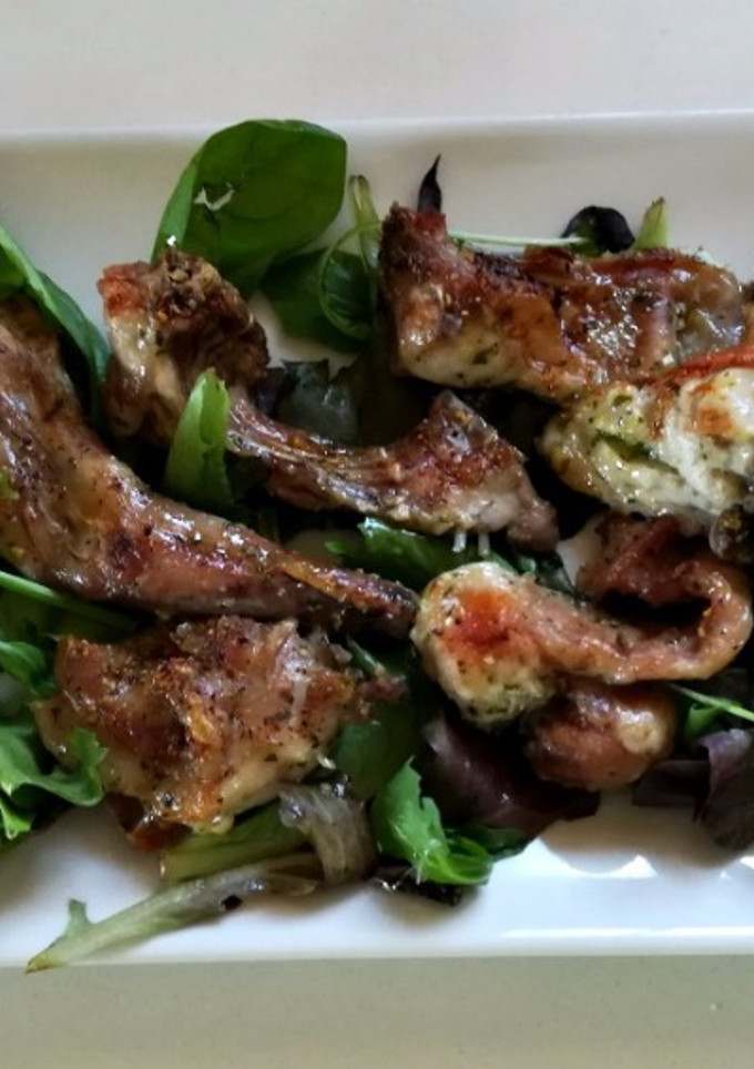 Una foto de Chuletitas de conejo con patatines