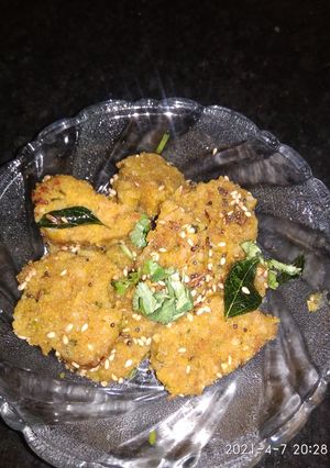 દુધી ના મુઠીયા (Dudhi Muthia Recipe In Gujarati) રેસીપી મુખ્ય ફોટો