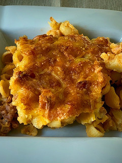 Una foto de Pasta en salsa cremosa de queso, piñones y coliflor