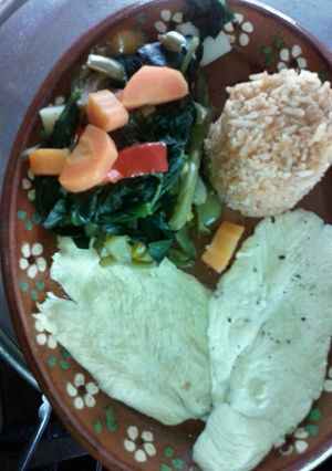 Una foto de Pechuga de pollo con vegetales sin grasa