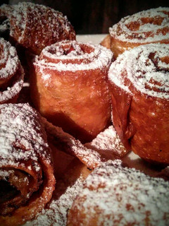Una foto de Rollos de Nieve con bacon y ciruelas pasas!!