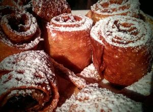 Una foto de Rollos de Nieve con bacon y ciruelas pasas!!