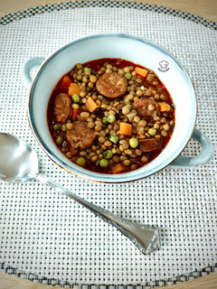 Una foto de Guiso de lentejas con verduras y chorizo picante