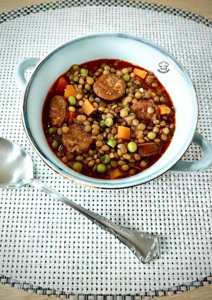 Una foto de Guiso de lentejas con verduras y chorizo picante