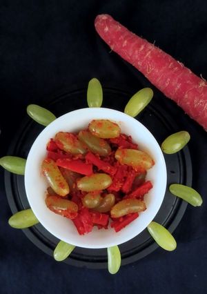 લીલી દ્રાક્ષ અને ગાજરનું અથાણું (Green Grapes Carrot Athanu Recipe In Gujarati) રેસીપી મુખ્ય ફોટો