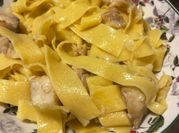 Una foto di pasta con ragù di pesce