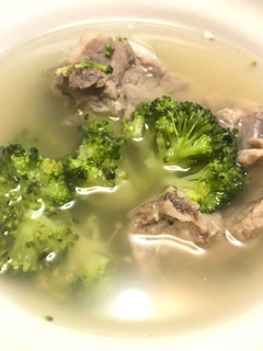 👩🏻‍🍳花椰菜排骨湯-簡易家常湯 的食譜成品照片