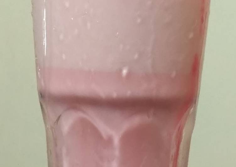 Recipe of Favorite Strawberry milkshake#jikonichallenge