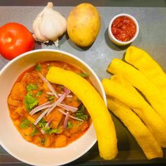 A picture of Lasaniya Bhungla Batata🥔🌶️🧄🍅Kathiyawadi Garlicky Potato Curry Served with Piped fryums😋.