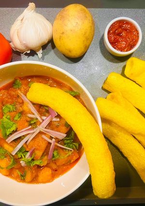 A picture of Lasaniya Bhungla Batata🥔🌶️🧄🍅Kathiyawadi Garlicky Potato Curry Served with Piped fryums😋.