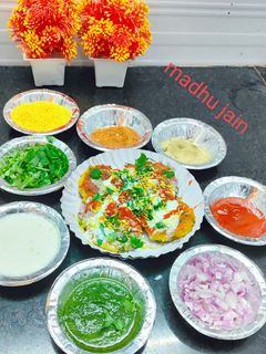 स्पाइसी चटपटी आलू टिक्की चाट (Spicy chatpati aloo tikki chaat recipe in Hindi) रेसिपी मुख्य फोटो