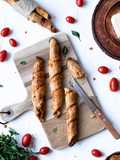 Pão com pesto de tomate e manjericão