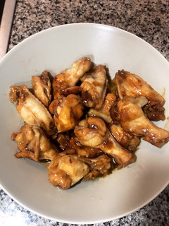 Una foto de Alitas de pollo al estilo teriyaki en olla a presión