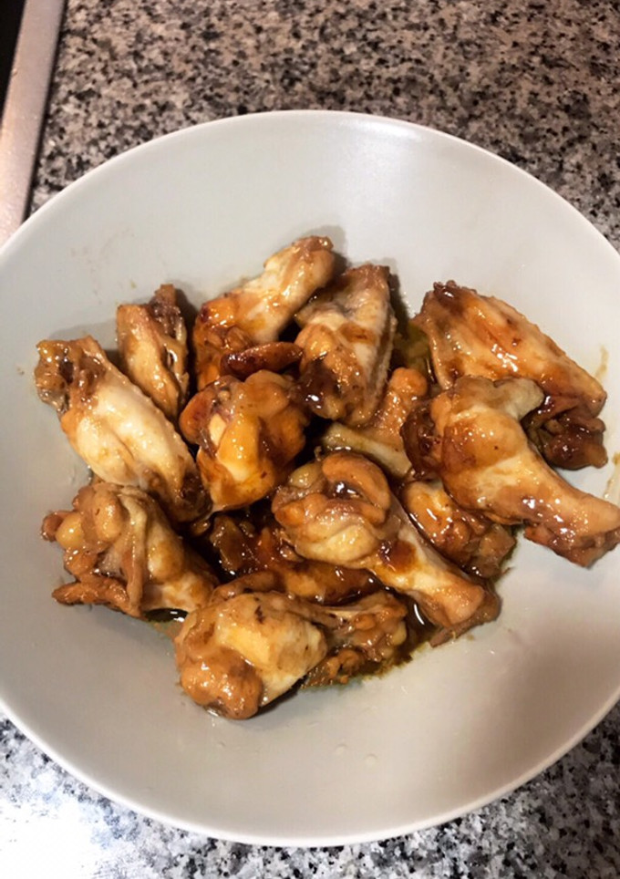 Una foto de Alitas de pollo al estilo teriyaki en olla a presión