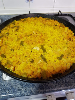 Una foto de Paella de coliflor y bacalao
