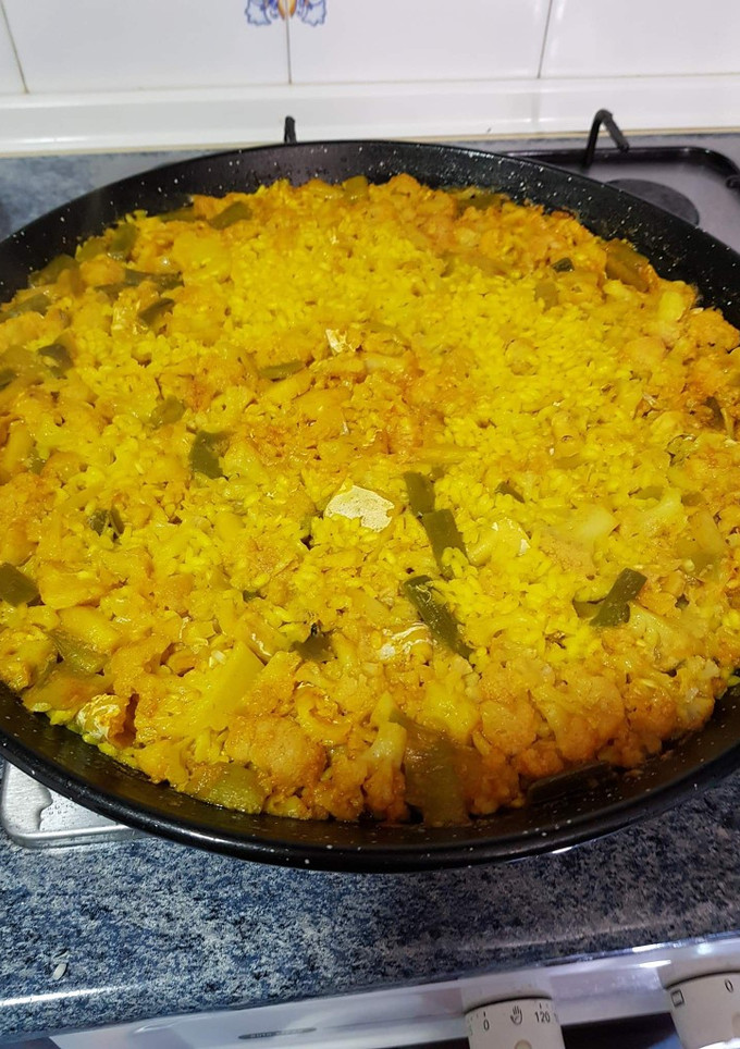 Una foto de Paella de coliflor y bacalao