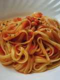 Tallarines con salsa de tomate y gambitas