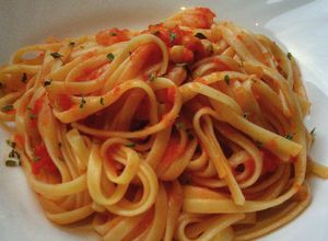 Una foto de Tallarines con salsa de tomate y gambitas