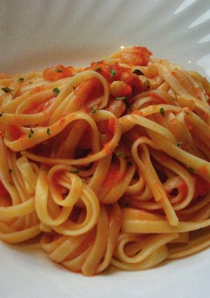 Una foto de Tallarines con salsa de tomate y gambitas