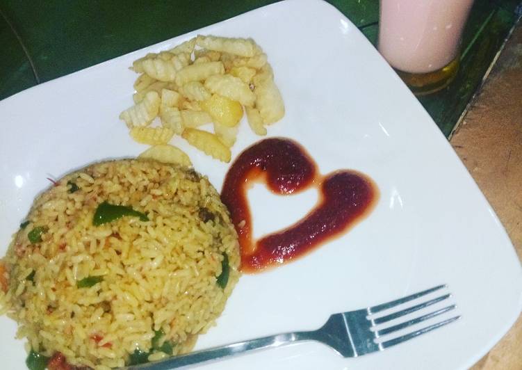 Step-by-Step Guide to Prepare Yummy Fried rice and chips with ketchup