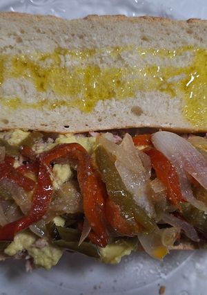 Una foto de Super bocata de atún y pimientos