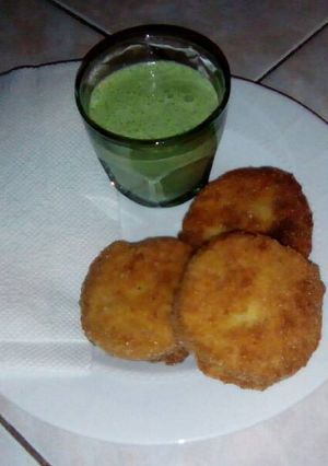 Una foto de Tomates verdes fritos con guasacaca