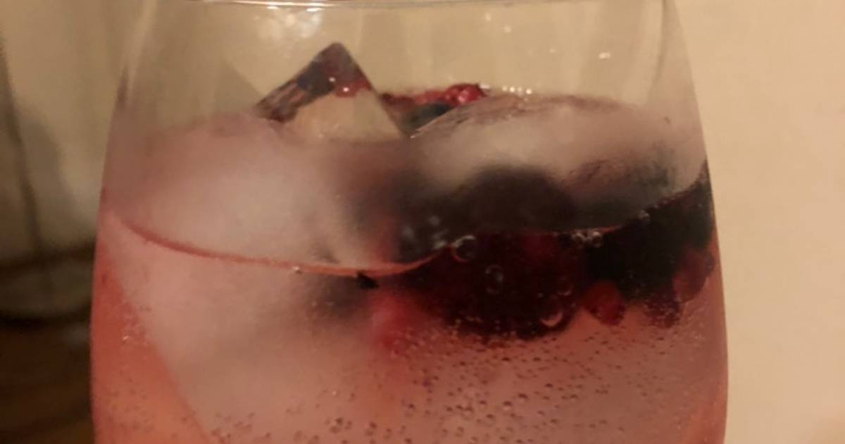 Gin Tonic con frutos rojos Receta de victoriamanzano76- Cookpad