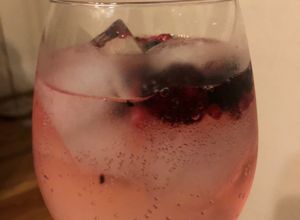 Una foto de Gin Tonic con frutos rojos