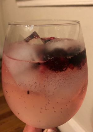 Una foto de Gin Tonic con frutos rojos