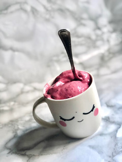 Una foto de Helado de plátano y frutos rojos saludable