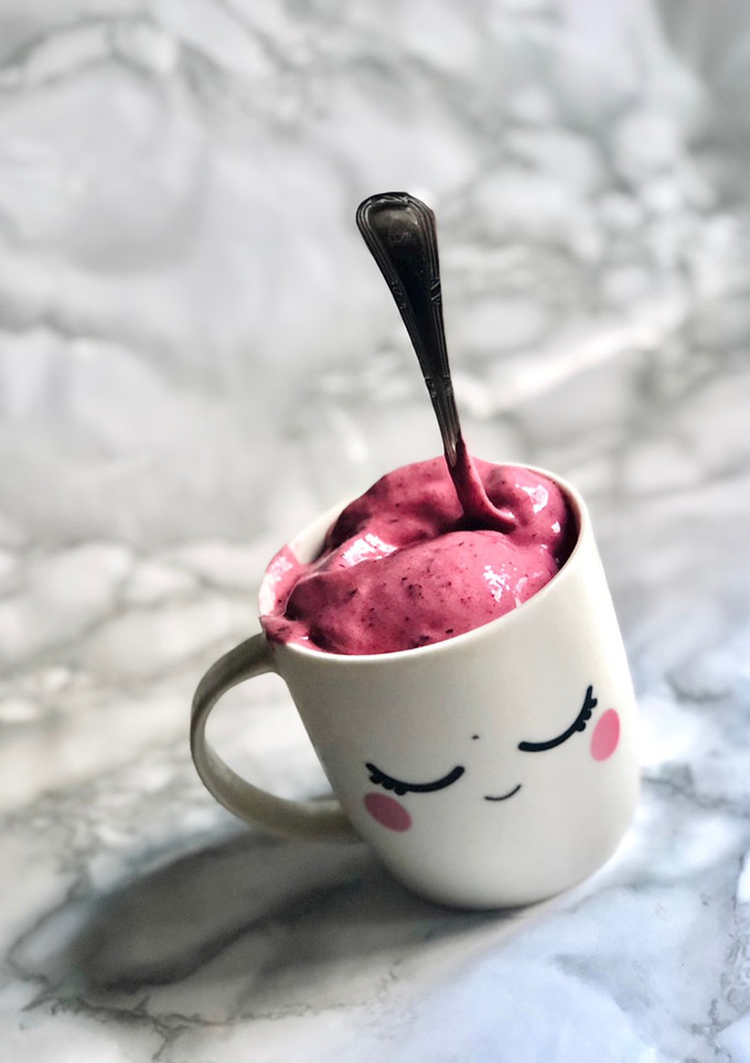 Una foto de Helado de plátano y frutos rojos saludable