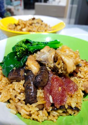 A picture of Claypot Chicken Rice (by Rice Cooker).