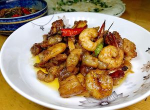 Hình của món Ba rọi, tôm bạc kho tiêu.