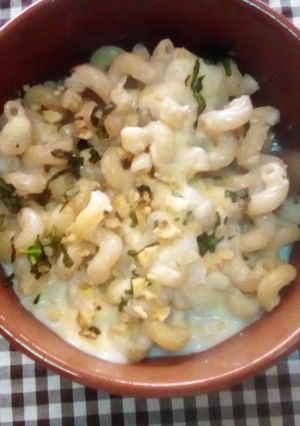 Una foto de Pasta corta c/salsa de queso y albahaca 🧀🌿