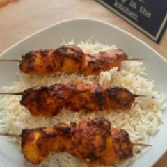 A picture of Spicy chicken skewers in airfryer.