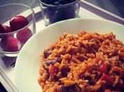 Une photo de merguez et légumes