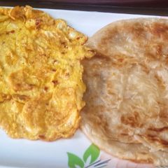 A picture of Anda paratha.