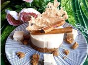 Una foto de cheesecake con nata