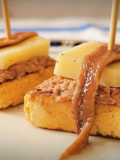 Una foto de Pincho de Paté con Queso y Anchoa