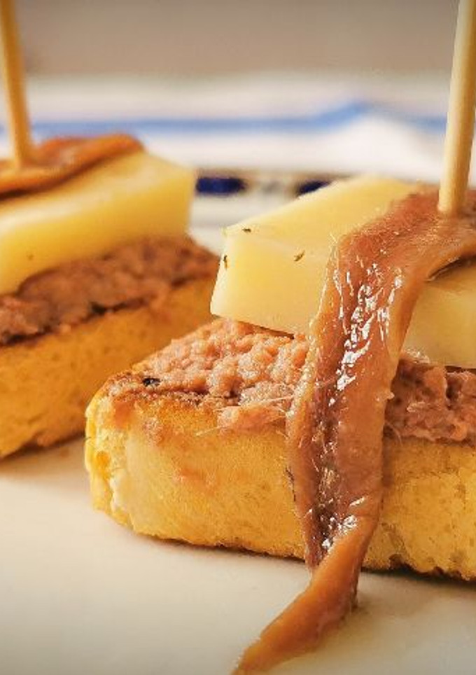 Una foto de Pincho de Paté con Queso y Anchoa