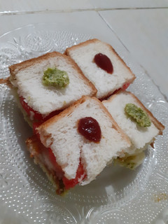 વેજીટેબલ સેન્ડવીચ (Vegetable Sandwich Recipe In Gujarati) રેસીપી મુખ્ય ફોટો
