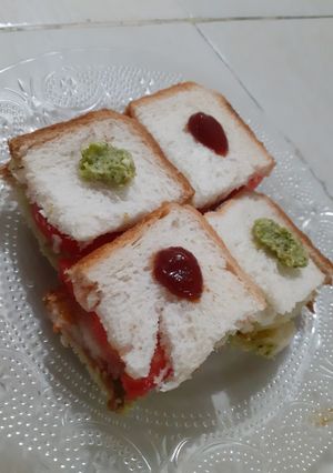 વેજીટેબલ સેન્ડવીચ (Vegetable Sandwich Recipe In Gujarati) રેસીપી મુખ્ય ફોટો